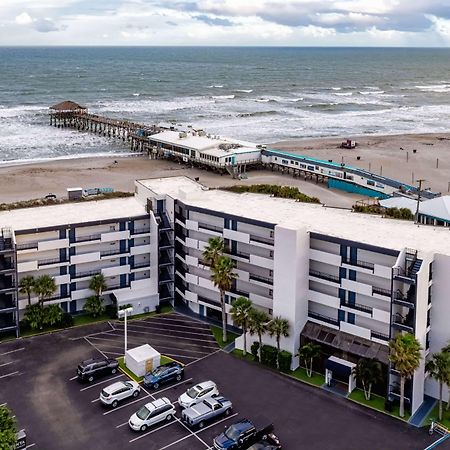 La Quinta By Wyndham Cocoa Beach Oceanfront Hotel Exterior photo