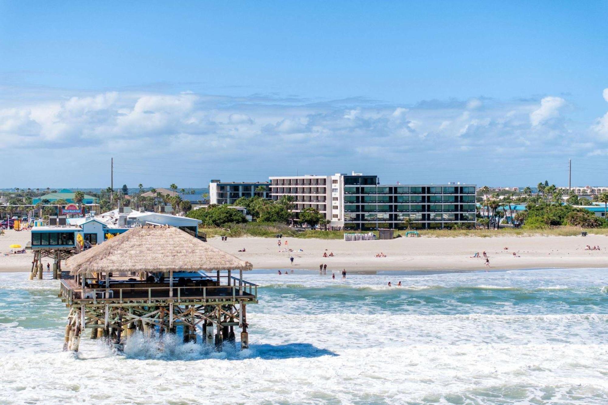 La Quinta By Wyndham Cocoa Beach Oceanfront Hotel Exterior photo