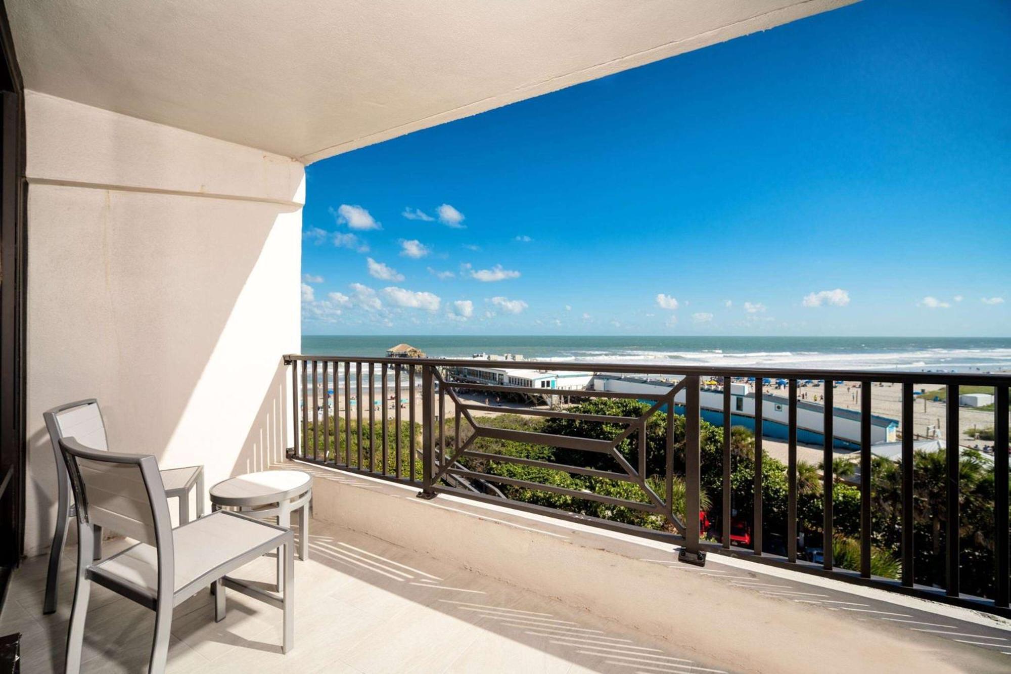 La Quinta By Wyndham Cocoa Beach Oceanfront Hotel Exterior photo