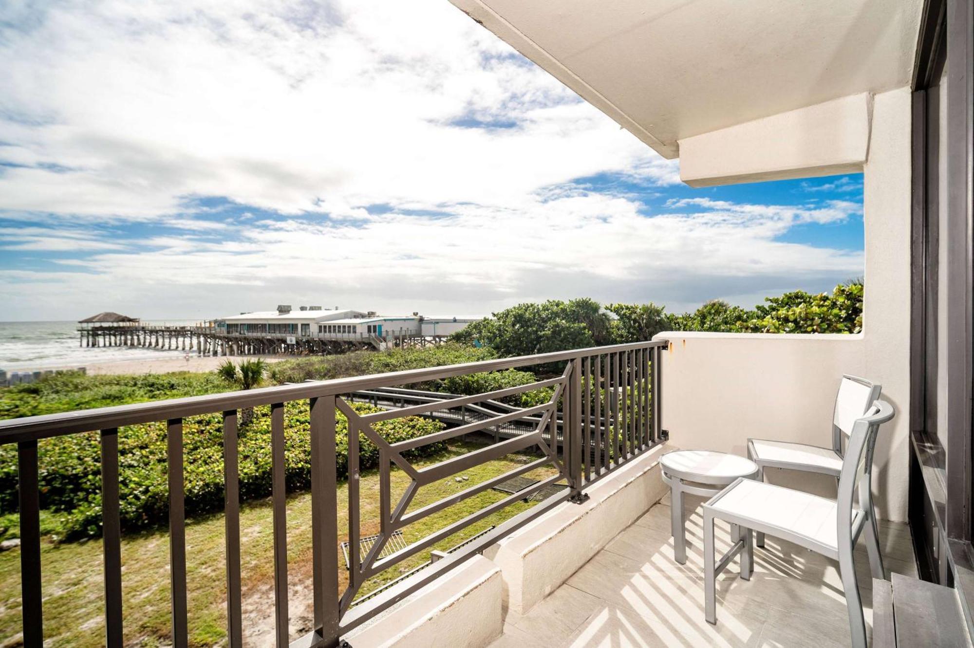 La Quinta By Wyndham Cocoa Beach Oceanfront Hotel Exterior photo