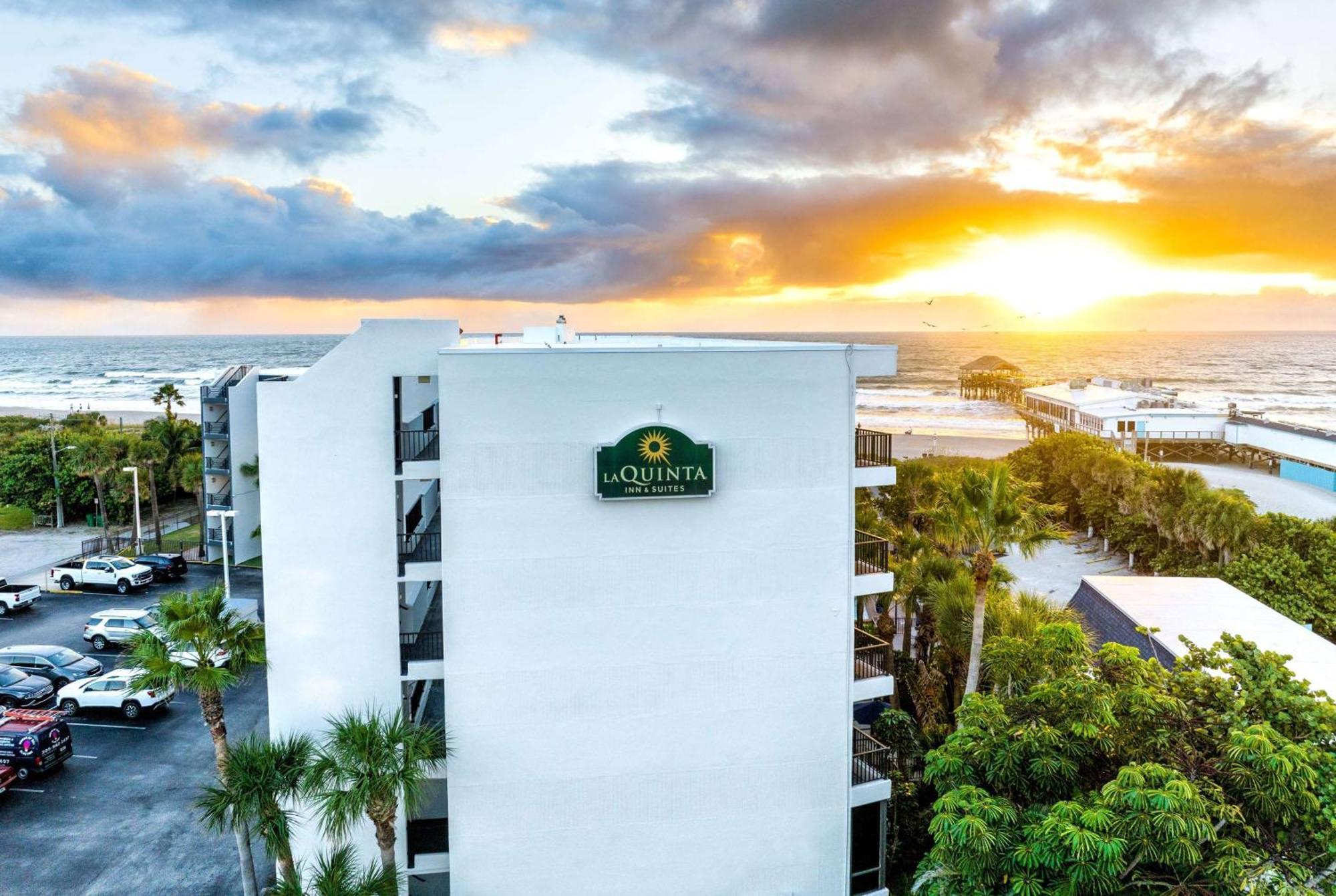 La Quinta By Wyndham Cocoa Beach Oceanfront Hotel Exterior photo