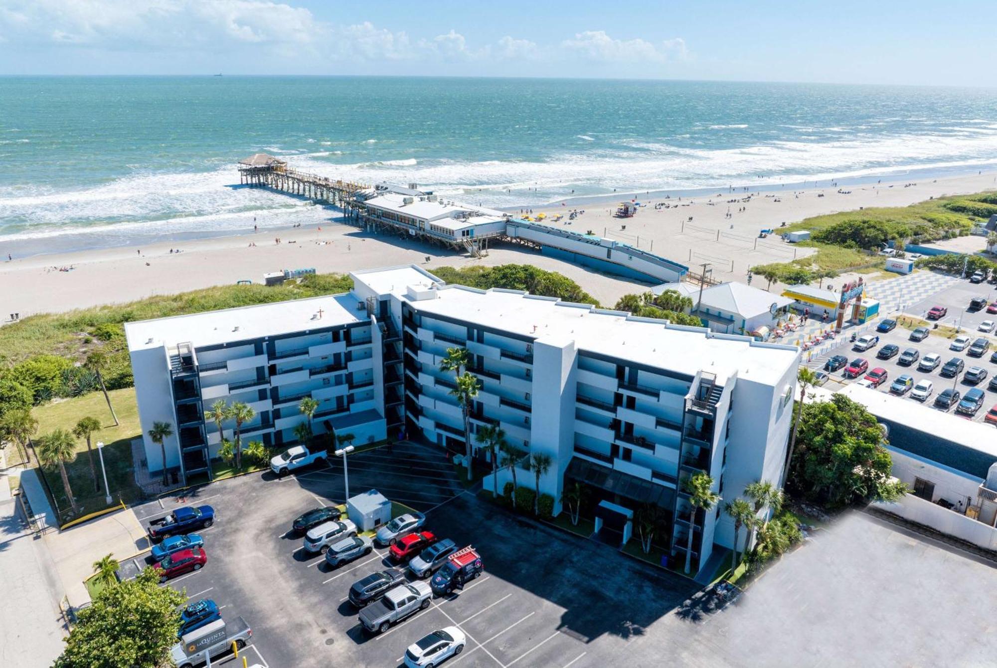 La Quinta By Wyndham Cocoa Beach Oceanfront Hotel Exterior photo