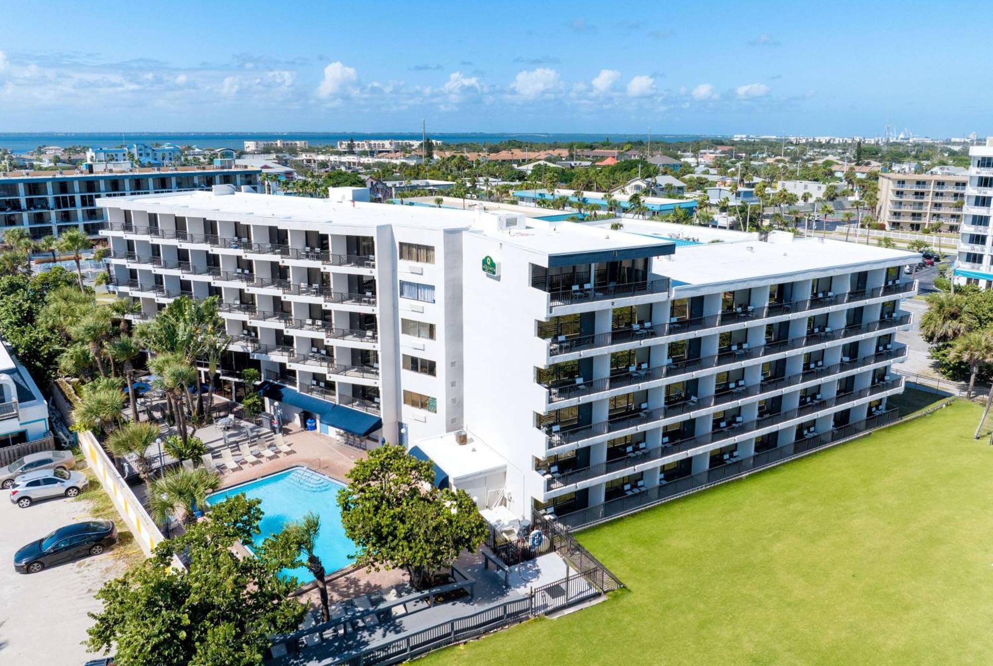 La Quinta By Wyndham Cocoa Beach Oceanfront Hotel Exterior photo